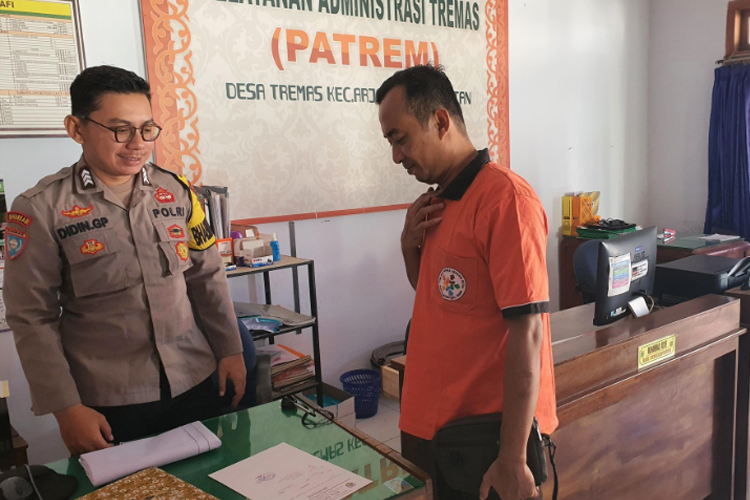 Bhabinkamtibmas Polres Pacitan, Brigadir Didin Girang Pramuda saat melakukan pelayanan pengurusan surat kehilangan kepada warga Desa Tremas. (FOTO: Didin for TIMES Indonesia)