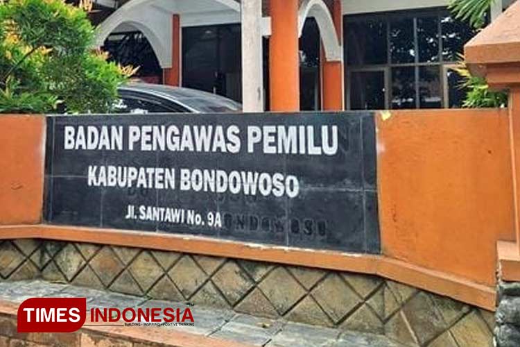 Dua komisioner PPK Bondowoso yang diduga anggota Parpol tengah dilaporkan ke Bawaslu setempat (FOTO: Moh Bahri/TIMES Indonesia)