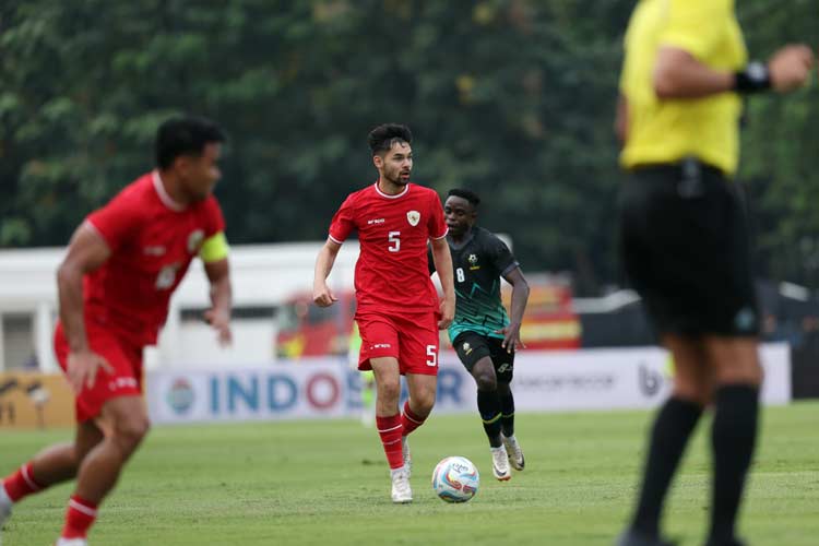 Gelandang Sandy Walsh menjadi andalan Timnas Indonesia saat menghadapi tim kuat Irak dalam laga penting Grup F Kualifikasi Piala Dunia 2026 zona Asia ronde kedua, di Stadion Utama Gelora Bung Karno, Jakarta, pada Kamis (6/6/2024). (foto: PSSI)