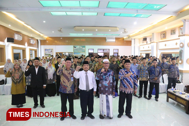 KH. Moh. Hasan Mutawakkil Alallah, Pengasuh Pesantren Zainul Hasan Genggong, menghadiri acara seminar. (Foto: Abdul Jalil/TIMES Indonesia)