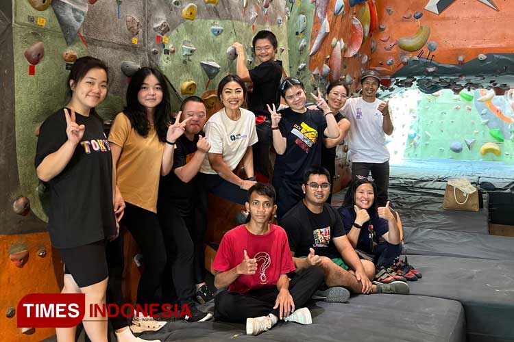 Founder House of Hope, Irene RIdjab, berfoto bersama tim dan IBK binaan setelah usai olahraga. (Foto: Djarot/TIMES Indonesia)