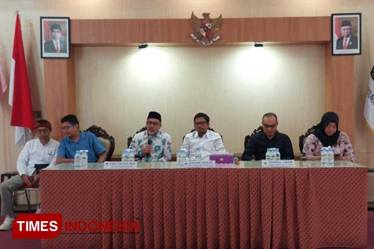 KPU RI Idham Holik didampingi KPU Provinsi Choirul Umam saat monitoring di KPU Kota Probolinggo. (Foto: Rizky Putra Dinasti/TIMES Indonesia)