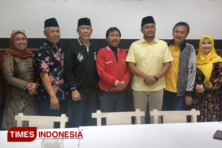 Pengurus DPC PDIP Kota Probolinggo dan DPD Partai Golkar Kota Pobolinggo saat foto bersama. (Foto: Agus Purwoko/TIMES Indonesia)