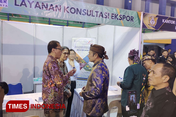 Wahyu Kusuma Hadi selaku Koordinator Tenaga Teknis Bidang Standarisasi Produk Ekspor Pengelola Export Center Surabaya saat menerima kunjungan Bupati Lamongan di stand Lamongan Exportiva, Rabu (5/6/2024). (FOTO: Moch. Nuril Huda/TIMES Indonesia)