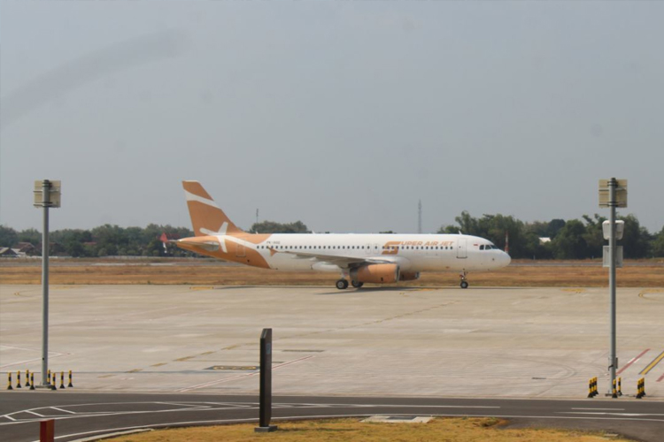 Pesawat Super Air Jet dengan nomor penerbangan IU 355, mendarat untuk pertama kali di Bandar Udara Dhoho – Kediri. (Foto: Yobby/TIMES Indonesia)