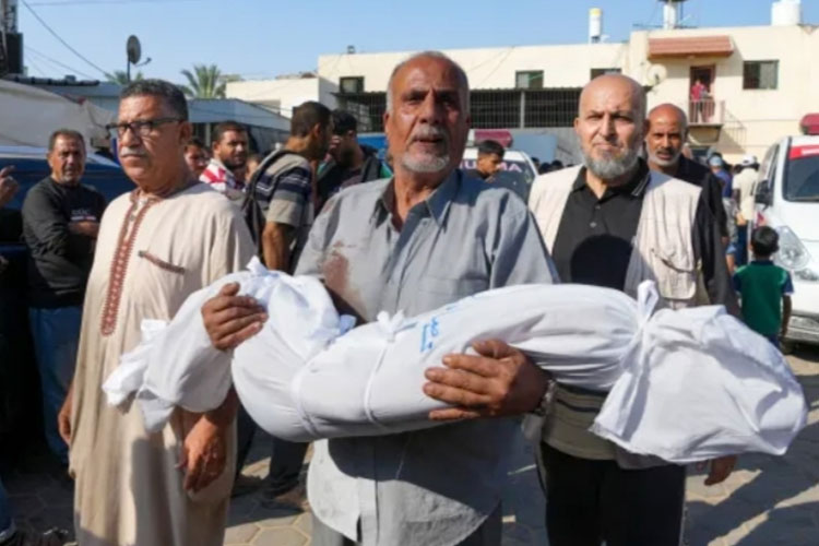Warga Palestina membawa seorang kerabatnya yang tewas dalam pemboman Israel di Jalur Gaza di luar rumah sakit di Deir al Ballah. (FOTO: Al Jazeera/AP Photo)