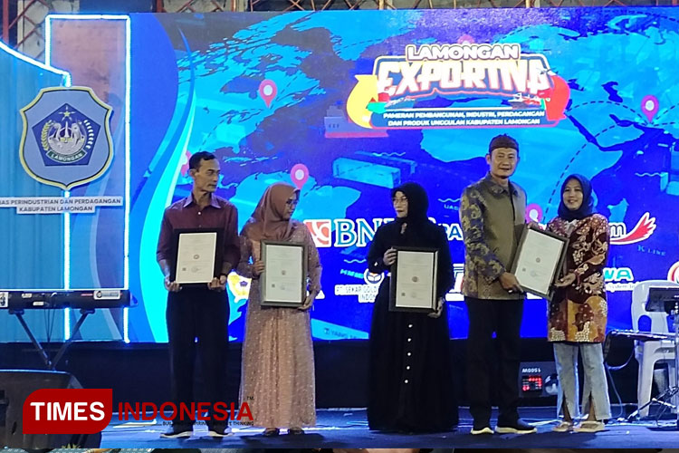 Bupati Lamongan Yuhronur Efendi saat menyerahkan Sertifikat HAKI kepada perwakilan pedagang kuliner pada Lamongan Exportiva di SCL, Rabu (5/6/2024). (FOTO: Moch. Nuril Huda/TIMES Indonesia)