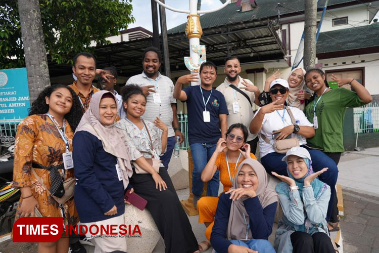 Foto bersama antara mahasiswa asing dan panitia saat di Titik 0 Jembe. (FOTO: AJP TIMES Indonesia)
