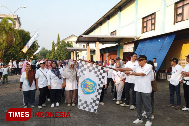 Dimulai dengan berkibarnya bendera dan pelepasan balon oleh Ketua PPLP PT PGRI Madiun Drs. H. Imam Sujudi. (Foto: humas UNIPMA for TIMES Indonesia)