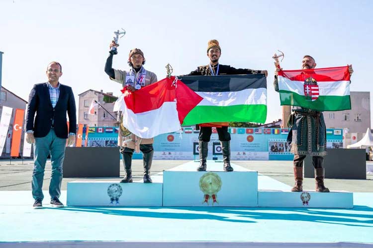 Mutasar Bin Hazbi (Mutasar) asal Aceh dan Achmad Syahrul Uman (Irul) asal Surabaya berhasil menduduki podium 1 dan 2 dalam kategori panahan tradisional putra dalam ajang Fetih Kupası 12th (29/5/2024). (Foto: PPI Dunia for TIMES Indonesia)