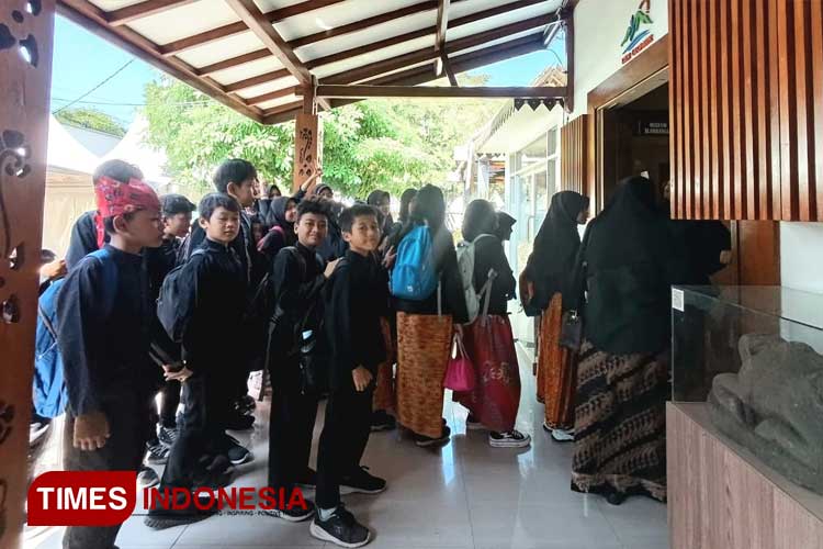 Berbondong-bondong pelajar masuk Museum Blambangan untuk mencari ilmu sejarah Banyuwangi. (Foto: Anggara Cahya/TIMES Indonesia)