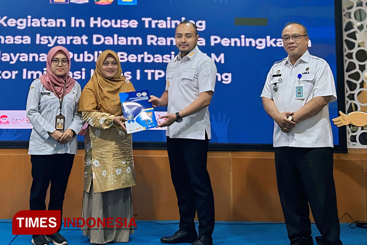 Kantor Imigrasi Kelas I TPI Malang Giatkan Pelatihan Bahasa Isyarat. (FOTO: Imigrasi Kelas I TPI Malang for TIMES Indoneisa)
