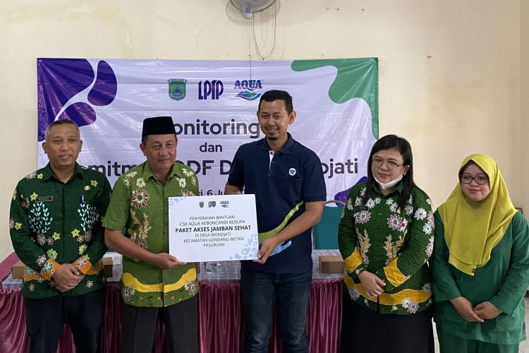 Pemberian paket stimulan jamban sehat di Desa Wonojati oleh AQUA Keboncandi (foto: dok Aqua)