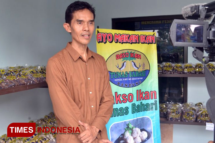 Agus Gunawan pemilik toko retail baso ikan berfoto di depan toko barunya. (Foto: Djarot/TIMES Indonesia)