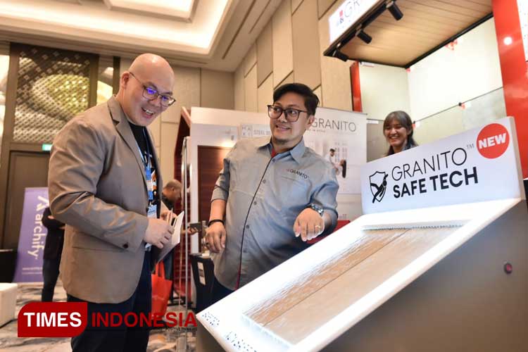 General Manager Emerging Market Indonesia BCI, Pietter Sanjaya, saat berbincang di salah satu tenant di BCI Equinox di Surabaya, Jumat (7/6/2024). (Foto: Lely Yuana/TIMES Indonesia)