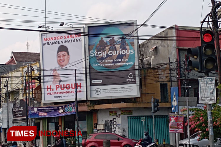 Baliho bergambar foto Puguh Wiji Pamungkas terpasang pada papan billboard di jalur utama Lawang, dan simpang empat Kepanjen, Kabupaten Malang. (Foto: Amin/TIMES Indonesia)