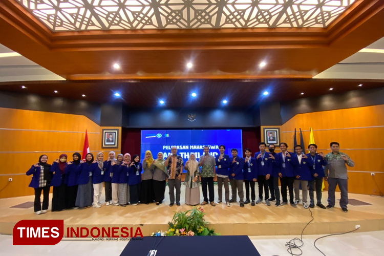 Pelepasan 24 Mahasiswa FS dan FIP UM AMI Thailand 2024 di Universitas Negeri Malan oleh Dekan FS UM, Dr. Moch. Syahri, S.Sos., M.Si di Audio Visual Aula D14 FS pada Rabu (22/5/2024) (FOTO: Andrias Setia Pribadi/TIMES Indonesia)