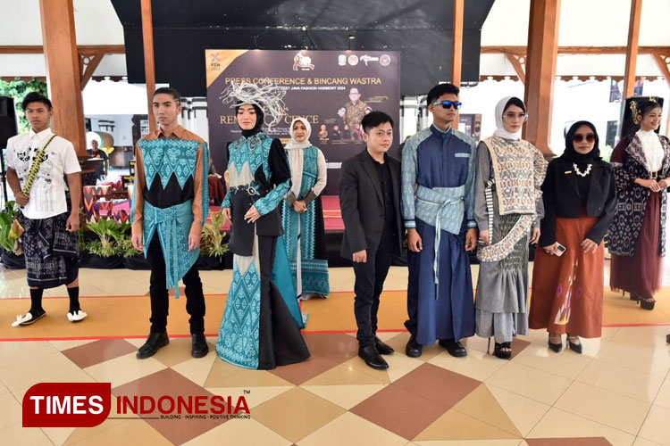 Fashion-show-karya-desainer-memanfaatkan-bahan-tenun-asal-Jatim.jpg