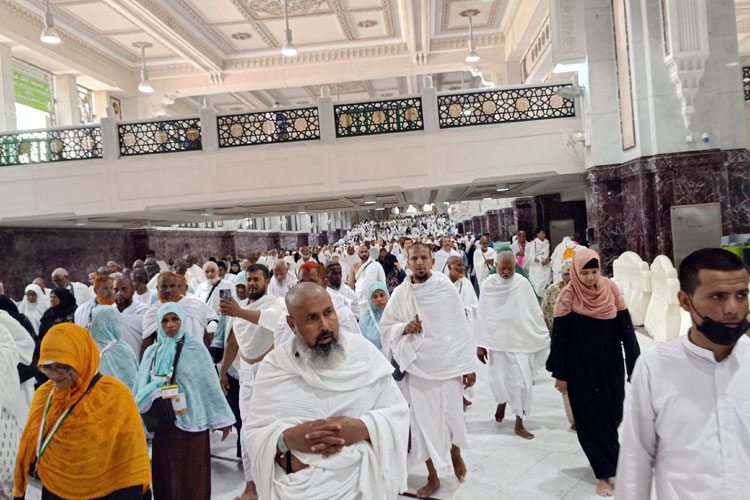 Jemaah haji melakukan sai di antara bukit Shafa dan Marwa. (Foto: MCH 2024 Kemenag RI)