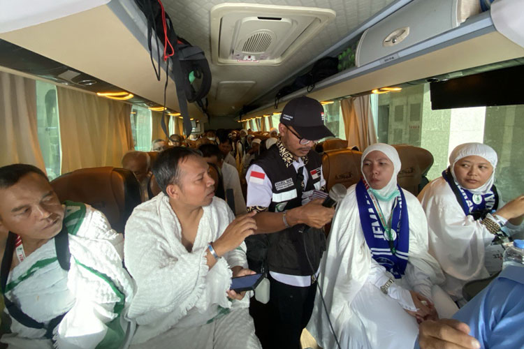 PPIH Arab Saudi melakukan pemeriksaan berkas jemaah haji Indonesia. (Foto: MCH 2024 Kemenag RI)