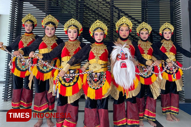 UKM Tari “Melati Sekar Langit” Unisma Malang saat akan tampil di ajang Simphovers Competition 2024 di Universitas Negeri Malang. (FOTO: AJP TIMES Indonesia)