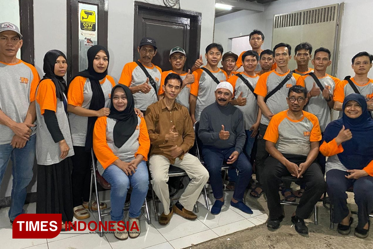 Opie Kumis berfoto bersama owner dan karyawan Tunas Bahari Abadi, Kab. Bandung (Dok. Foto Djarot/TIMESIndonesia)
