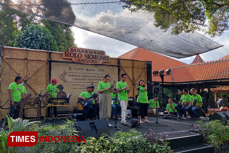Para pengiring Musik BEC 2024 'Ndaru Desa' sedang unjuk kemampuan didepan para penilai dan puluhan penonton. (Foto : Anggara Cahya/TIMES Indonesia)