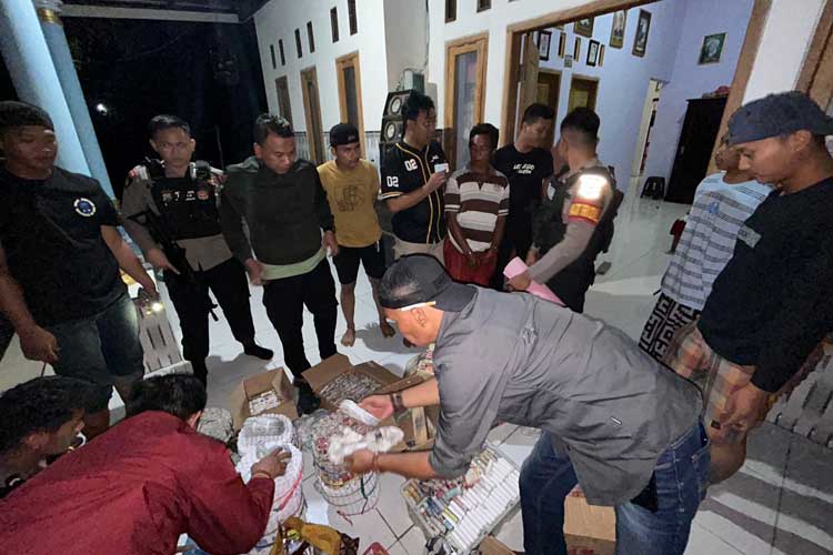 Petugas mengamankan bahan peledak di rumah seorang warga. (Foto: Humas Polres Probolinggo)