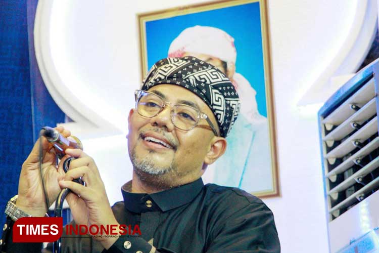 Gus Haris saat menceritakan kisah tauladan KH. Hasan Saifourridzall. (Foto: Abdul Jalil/TIMES Indonesia)