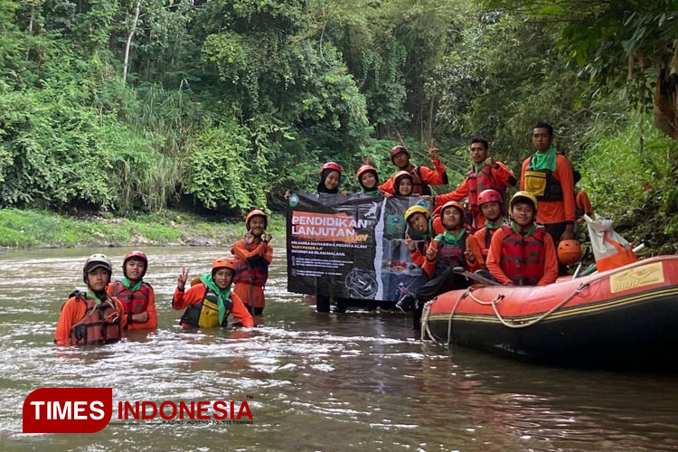 UKM Pecinta Alam Ranti Pager Aji Unisma Malang melakukan pendidikan lanjutan rafting di Sungai Brantas Kendalpayak. (FOTO: AJP TIMES Indonesia)