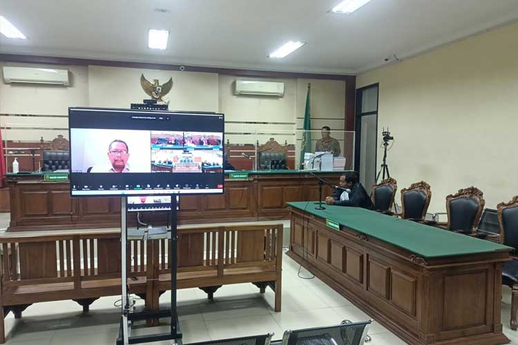 Suasana saat sidang putusan melalui zoom kasus Tipikor Proyek Pelabuhan Tamperan Pacitan. (Foto: Yusaq for TIMES Indonesia)