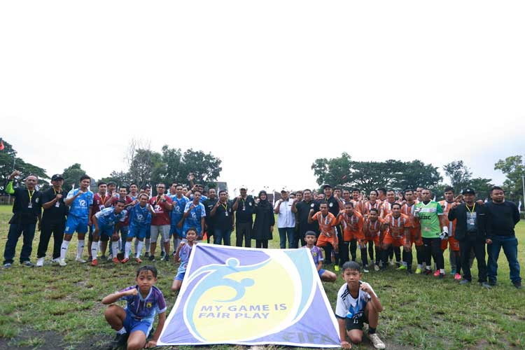 Bupati Banyuwangi Ipuk Fiestiandani bersama para atlet sepak bola muda pada gelaran Open Turnamen Sepak Bola 'Bupati Cup' (FOTO: Humas Pemkab for TIMES Indonesia)