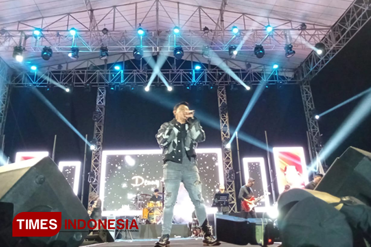 Denny Caknan saat mengisi acara peluncuran Pilbup Ngawi 2024, Jumat (7/6/2024) malam. (FOTO: Yoga for TIMES Indonesia)