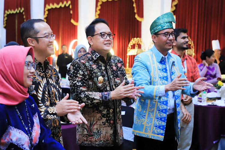 Pj Gubernur Adhy saat menjamu peserta The 4th Summer School dari 19 negara dalam jamuan makan malam (gala dinner) di Gedung Negara Grahadi Surabaya, Jumat (7/6/2024) malam kemarin (Foto: Dok.Humas Pemprov Jatim)
