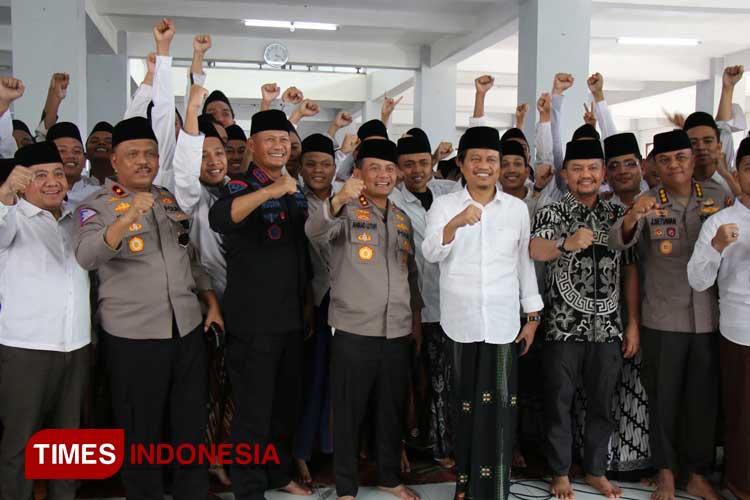 Kapolda Jateng Irjen Pol Drs. Ahmad Luthfi, S.H., S.St., M.K bersama para pengasuh dan pengurus Pondok Api Tegalrejo dan para peserta kegiatan. (FOTO: Hermanto/TIMES Indonesia)