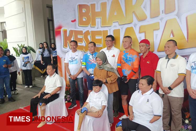 Mampir ke Kota Malang, Kapolda Jatim Serahkan Bantuan Kaki Palsu