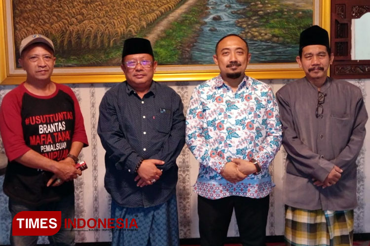 Ketua DPC Partai Demokrat, Hadi Mustofa, dalam kesempatan menerima kunjungan silaturahmi bakal cabup Malang dari Partai Golkar, Dwi Indrotito Cahyono, di kediamannya, di Pakis, Kabupaten Malang, Sabtu (8/6/2024). (Foto Amin/TIMES Indonesia) 