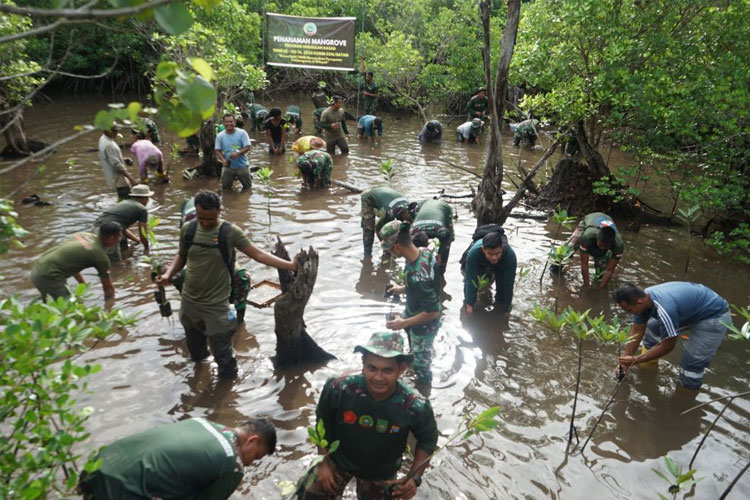 Satgas TMMD Kodim 0316/Batam Bersama Warga Menanam Mangrove.