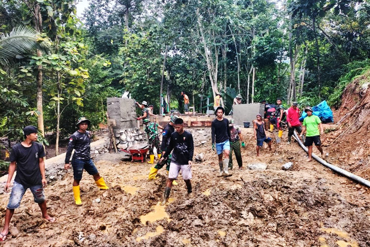Mengerjakan-Jalan-Usaha-Tani.jpg