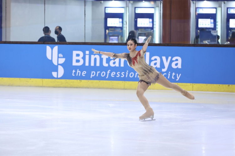 Najla Argyanti Rahmafa saat menunjukkan kebolehan artistiknya di ajang Indonesia Ice Skating Open (IISO) 2024.
