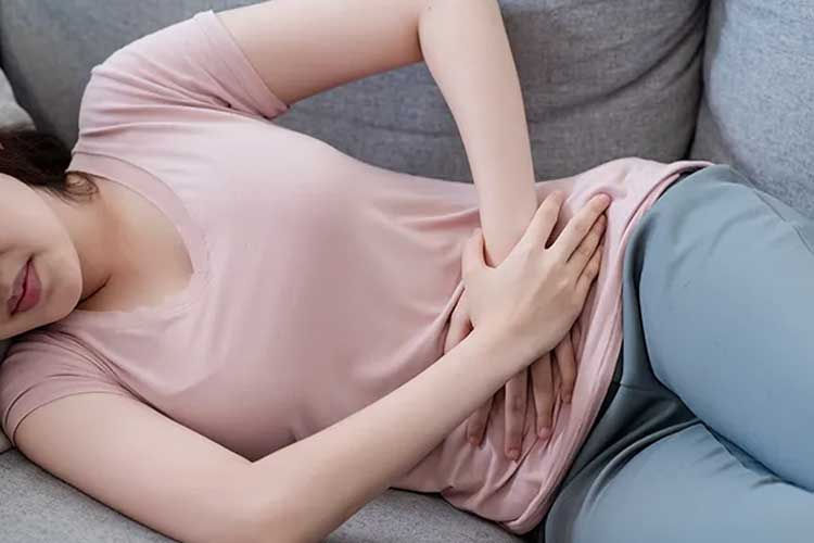 Ilustrasi. Sakit perut karena makanan. (Foto: Shutterstock)