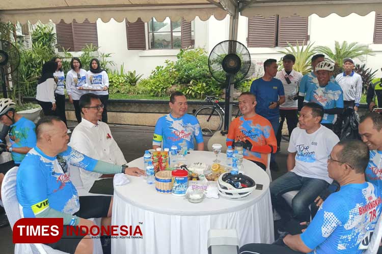 Peserta Tour De Panderman Polda Jatim 2024 saat menyempatkan diri berhenti di Balai Kota Malang. (Foto: Rizky Kurniawan Pratama/TIMES Indonesia)