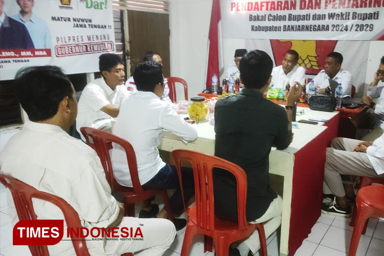 Partai Gerindra melakukan verifikasi dan pendalaman materi Bacabup dan Bacawabup Banjarnegara 2024. Sigit Dwi Sasongko dan pasangannya Fatoni Irvan Zakaria SE di depan tim verifikasi. (FOTO: Muchlas Hamidi/TIMES Indonesia)