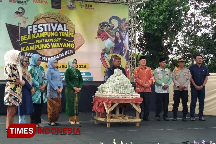 Tradisi burakan tempe menandai digelarnya Festival Beji Kampung Tempe feat Explore Kampung Wayang yang digelar di Desa Beji, Kecamatan Junrejo, Kota Batu. (Foto: Muhammad Dhani Rahman/TIMES Indonesia)
