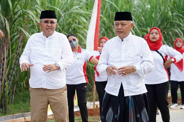 Petahana Bupati Malang, HM Sanusi, dan H. Kholiq, tampak dalam kebersamaan senam bersama di sela peresmian jalan desa dan Subuh keliling, di wilayah Kecamatan Gedangan, Kabupaten Malang, Minggu (9/6/2024). (Foto Prokopim)