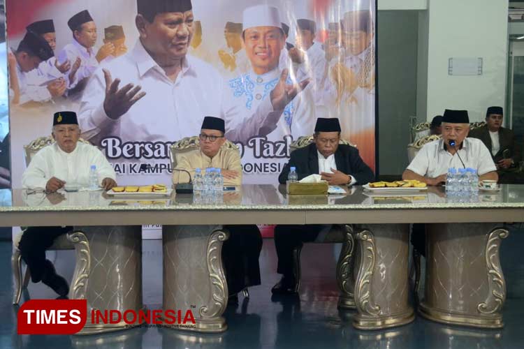 Bupati Malang, HM Sanusi (paling kanan), saat memberikan sambutan dalam acara Doa Bersama dan Tazkirah yang digelar Mujadalah Kiai Kampung. (FOTO: Adit/TIMES Indonesia).
