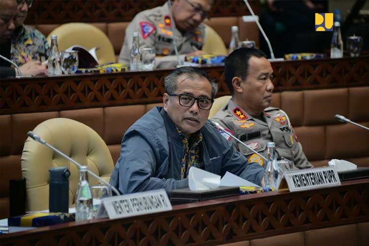 Sekjen Kementerian PUPR RI Mohammad Zainal Fatah saat menyampaikan hasil evaluasi infrastruktur dan transportasi pada arus mudik dan arus balik Lebaran 2024 pada Rapat Kerja bersama Komisi V DPR RI di Jakarta, Rabu (5/6/2024). (FOTO: Biro Komunikasi