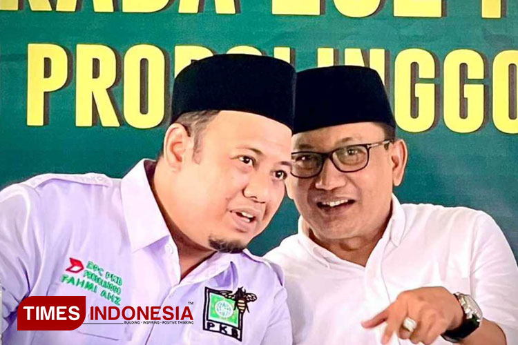 Ketua DPC PKB Kabupaten Probolinggo, KH Fahmi Abdul Haq Zaini, duduk mesra dengan mantan Ketua DPC PKB, Abdul Malik Haramain. (Foto: Muchlis for TIMES Indonesia)