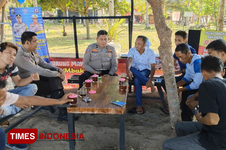 Ngopi bareng Satlantas Polres Pacitan menjadi ajang edukasi tertib berlalulintas. (FOTO: Yusuf Arifai/TIMES Indonesia)