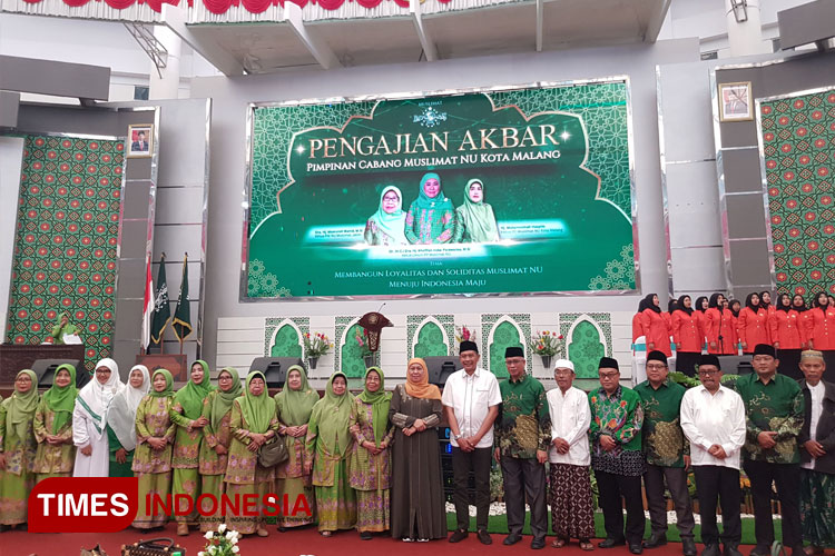 Acara pengajian akbar yang digelar oleh PC Muslimat NU Kota Malang yang dihadiri oleh Khofifah Indar Parawansa dan beberapa pejabat lainya. (FOTO: Achmad Fikyansyah/TIMES Indonesia) 